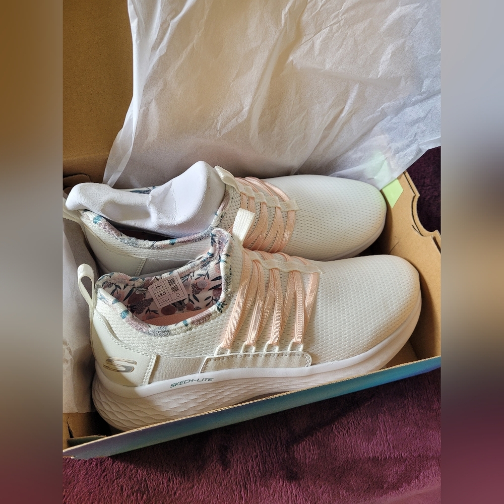 NWT Skechers Womans Slip-ons